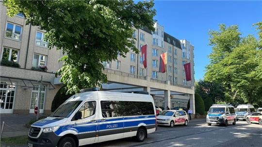 Polizeifahrzeuge vor dem Hamburger Élysée-Hotel.