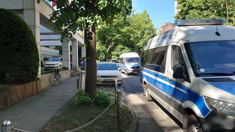 Sorgerechtsstreit um Block-Kinder: Durchsuchung am Hamburger Elysée-Hotel Polizeifahrzeugen stehen am Elysee-Hotel.
