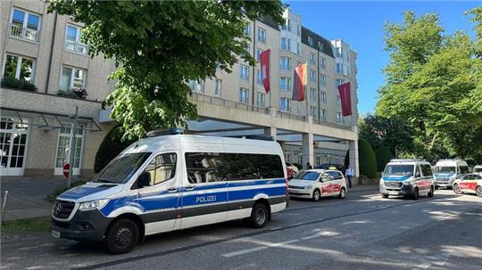 Polizeifahrzeugen stehen am Elysee-Hotel.