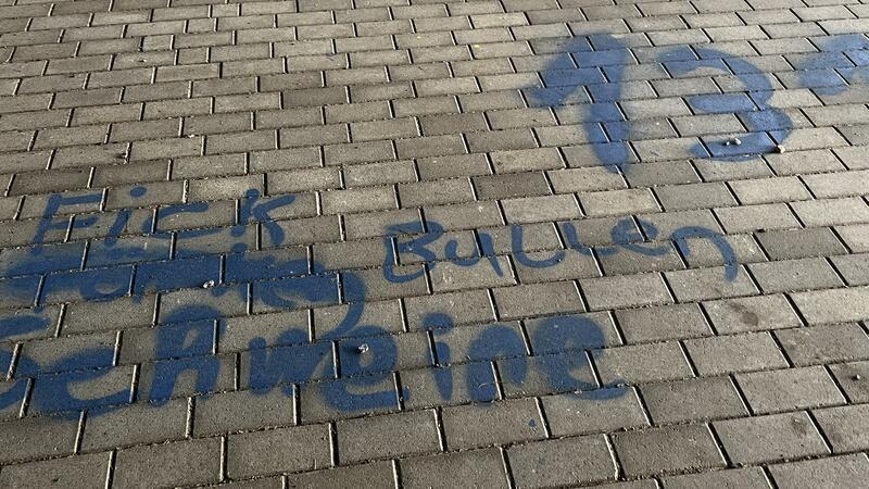 Schwarz-weiß-blaue Plage: HSV-Schmierereien überall im Kreis Stade Polizeifeindliche Schmierereien wie diese und jede Menge Akronyme davon wie „ACAB“ und „1312“ sind an der A-26-Brücke über die Este zu sehen.