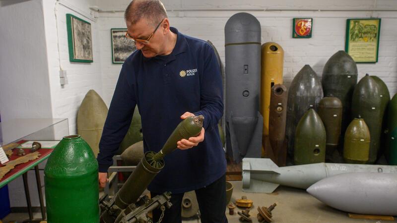 Polizeihauptkommissar Dietmar Püpke kennt sich als Polizeifeuerwerker beim Kampfmittelräumdienst mit der Funktionsweise von Bomben, Minen und Granaten aus.