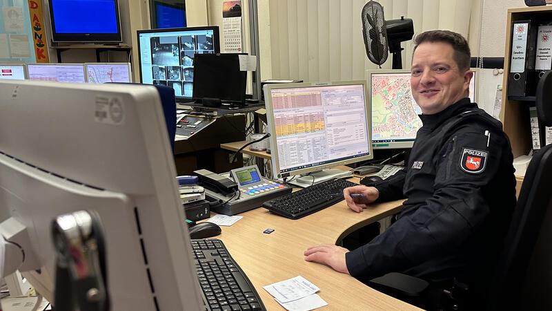 Polizeihauptkommissar Reske hat Innendienst und ist in dieser Nacht für die Koordination der Einsätze zuständig.