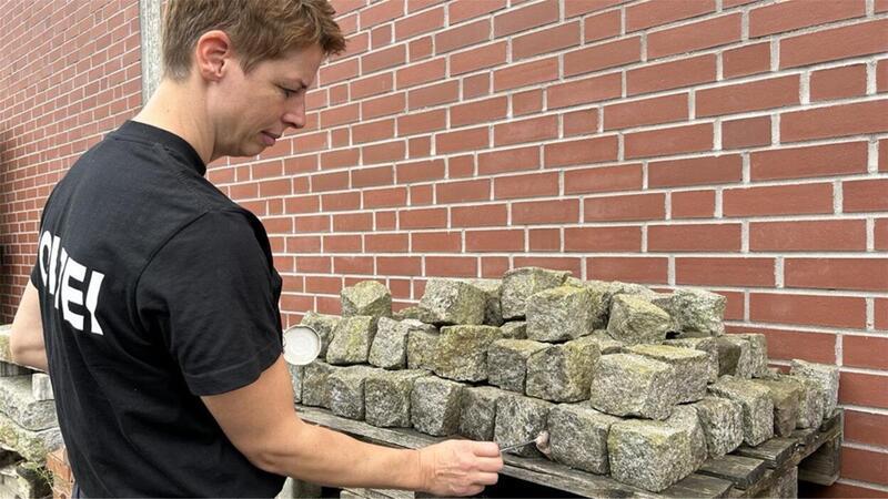 Cannabis-Legalisierung: Sind die Rauschgiftspürhunde der Polizei jetzt arbeitslos? Polizeihauptkommissarin und Diensthundeführerin Yvonne Stellmacher bildet die angehenden Spezialteams aus. Die Ausbildung verlangt ihr und den Teilnehmern viel ab.