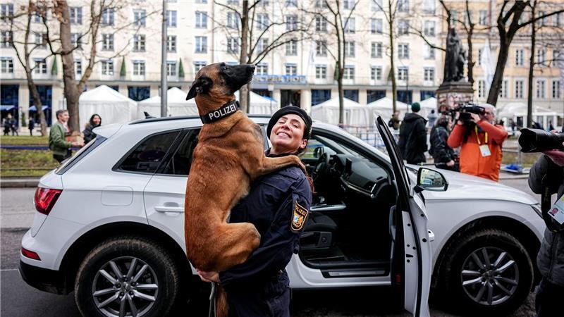 Polizeihund „Luna“ wird bei einem Medientermin bei der 62. Münchner Sicherheitskonferenz (MSC) vor dem Hotel Bayrischer Hof fotografiert und gefilmt.
