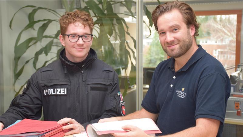 Polizeikomissar Marek Hesse (li.) und Polizeioberkommissar Jonathan Kranich bei der Durchsicht einiger Durchsuchungsberichte.