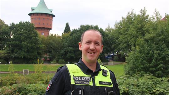Polizeikommissar Jan Abbes vor dem Cuxhavener Wasserturm – ein Mann, der hinter der Uniform Mensch bleibt.