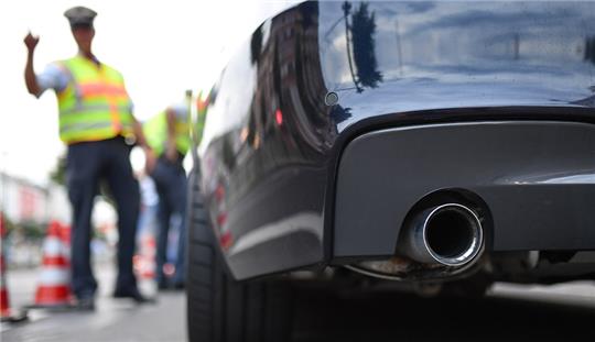 Polizeikontrolle: Hin und wieder wird auch der Lärm gemessen, der von aufgemotzten Autos ausgeht.