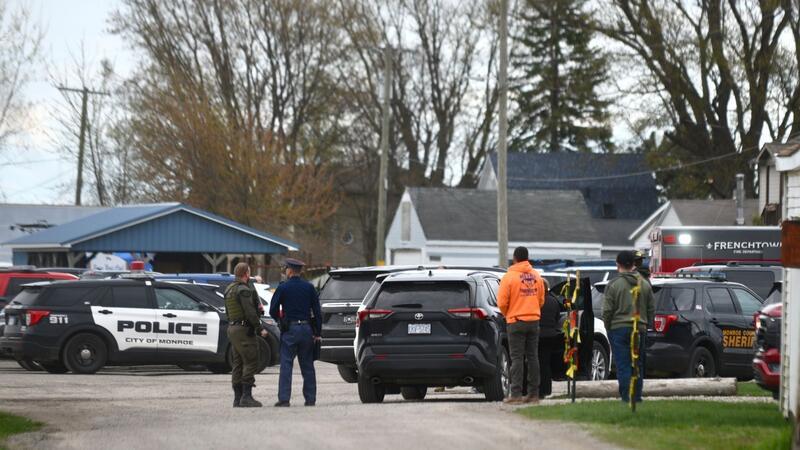 Polizeikräfte am Swan Creek Boat Club, nachdem eine Autofahrerin in das Gebäude gefahren war.