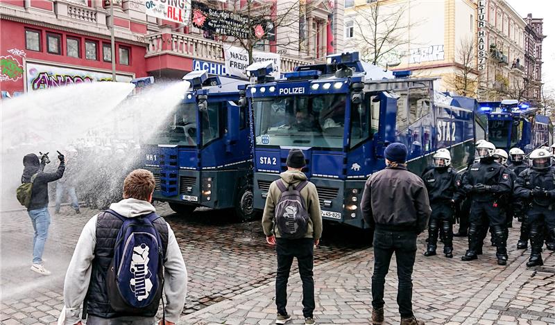 Linksextreme wollen am 1. Mai durch Hamburg ziehen Polizeikräfte setzen am 1. Mai 2021 auf dem Schulterblatt vor der Roten Flora Wasserwerfer gegen Demonstranten ein. Foto: Martin Fischer/dpa