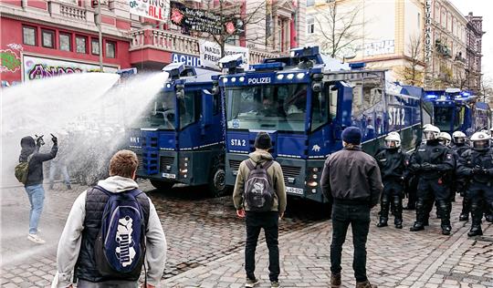 Polizeikräfte setzen am 1. Mai 2021 auf dem Schulterblatt vor der Roten Flora Wasserwerfer gegen Demonstranten ein.  Foto: Martin Fischer/dpa
