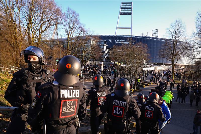 Polizeikräfte sichern 2018 den Eingang zum Gästeblock am Weserstadion. Foto: Christian Charisius/dpa