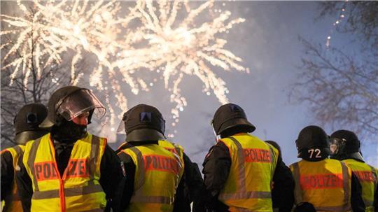 Polizeikräfte sichern den Jahreswechsel – Silvester ist für viele ein Fest, für andere Arbeit. (Archivbild)