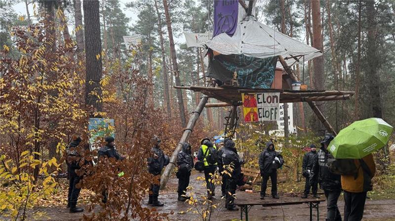 Polizei löst Tesla-Protestcamp komplett auf Polizeikräfte sind im Protestcamp der Tesla-Gegner in Grünheide bei Berlin im Einsatz. Die Polizei beendete heute die Besetzung des Waldstücks und entschied, dass die Versammlung aufgelöst wird.