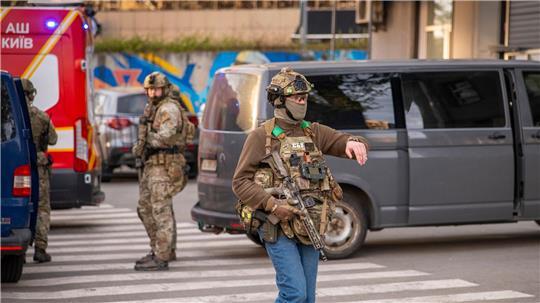 Polizeikräfte sperren zum Schutz von Zivilisten eine Straße in Kiew bei einer Schießerei - allerdings sollen sich Berichten zufolge nicht alle Beamten so professionell verhalten haben.