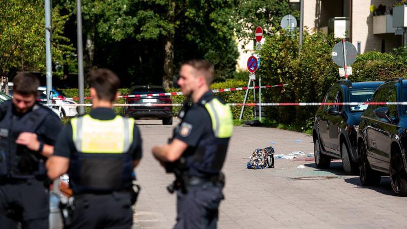 Reinigungskräfte mit Schwert attackiert: Mann in Psychiatrie eingewiesen Polizeikräfte sperrten den Tatort ab.