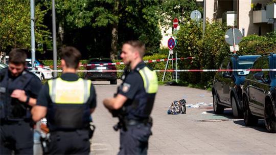 Polizeikräfte sperrten den Tatort ab.