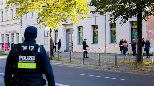 Polizeikräfte stehen vor der jüdischen Gemeinde Kahal Adass Jisroel in Berlin.