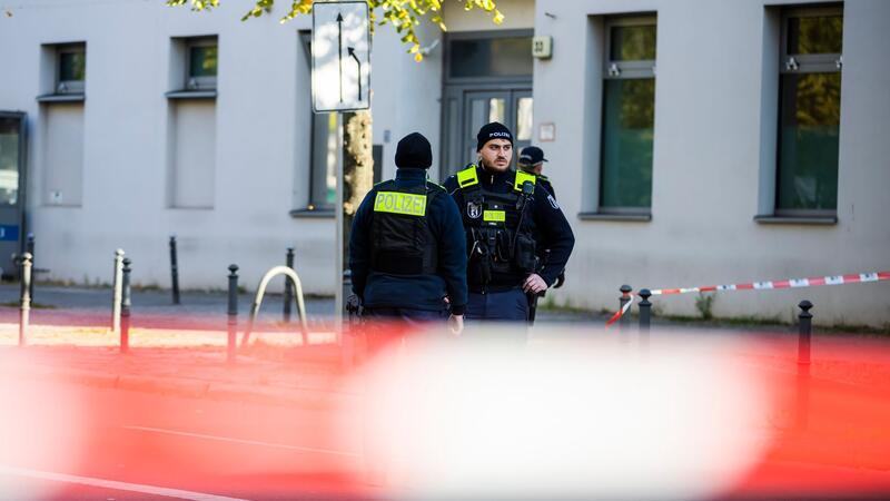 Polizeikräfte stehen vor der jüdischen Gemeinde Kahal Adass Jisroel in der Brunnenstraße in Berlin-Mitte.