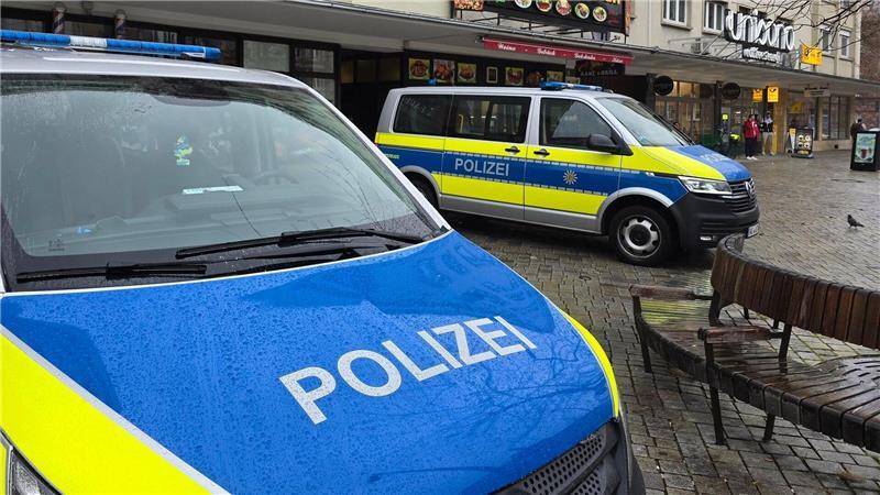 Polizeikräfte suchen nach dem Verdächtigen.