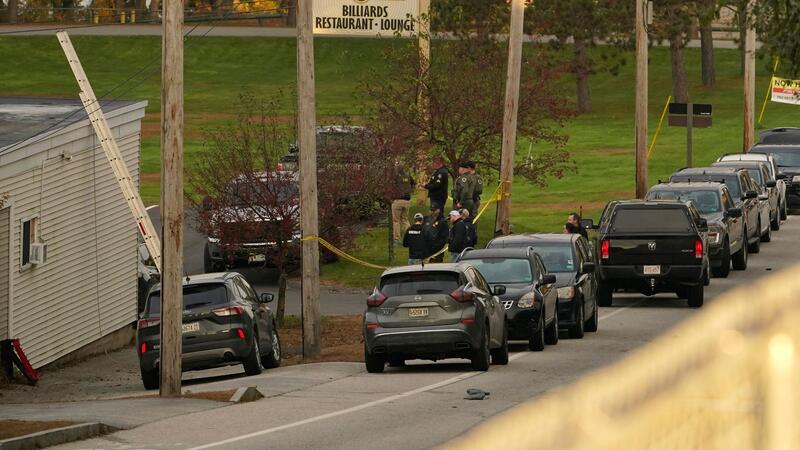 Schütze tötet 18 Menschen im US-Staat Maine Polizeikräfte versammeln sich nach dem Angriff vor einer Gaststätte in Lewiston.