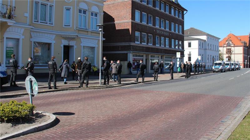 Polizeikräfte versuchen, die gegen die Corona-Maßnahmen demonstrierenden "Sonntagsspaziergänger" im Bereich des Hauses Deichstraße 11 zu halten. Die Szene ging der späteren Eskalation der Ereignisse voraus. Foto: Kramp