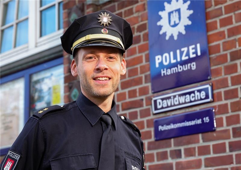 Polizeioberrat Sebastian Born ist seit September 2021 Herr über die weit über die Grenzen der Hansestadt bekannte Davidwache. Foto: Ulrich Perrey/dpa