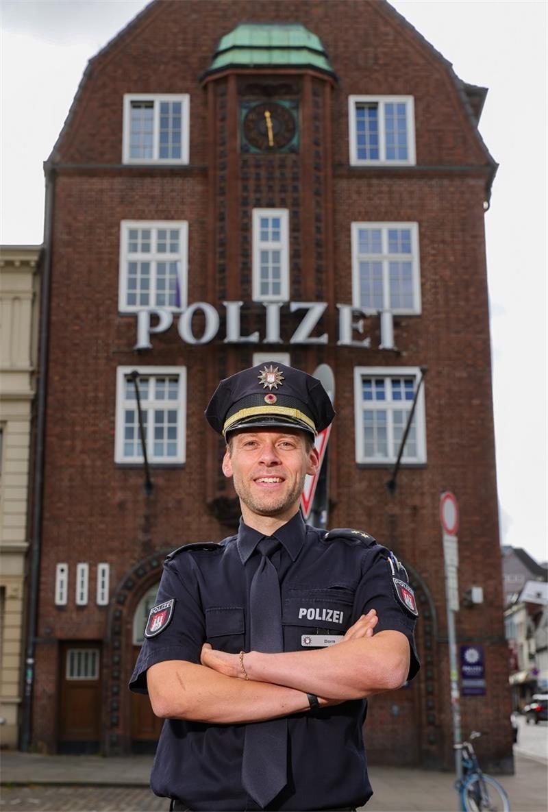 Polizeioberrat Sebastian Born ist der neue Leiter des Polizeikommissariats 15, mit der der weit über die Grenzen Hamburgs bekannten Davidwache. Foto: Ulrich Perrey/dpa