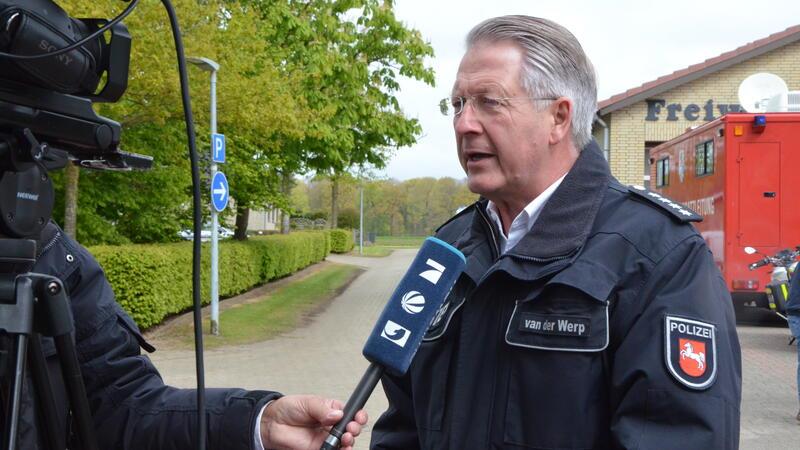 Polizeisprecher Heiner van der Werp berichtete gestern gegenüber vieler Medien über die Suchaktion.