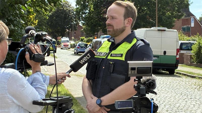 Sechs Tote nach blutiger Gewalttat in Mutter-Kind-Heim in Stade Polizeisprecher Matthias Bekermann gab Interviews am Fließband.