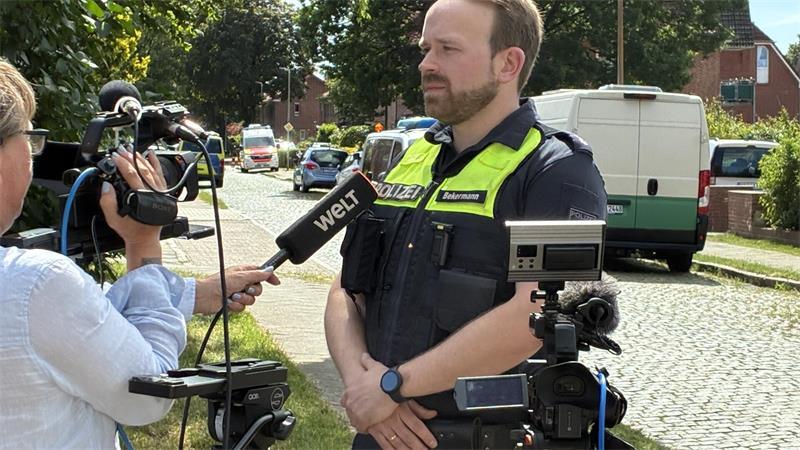 Polizeisprecher Matthias Bekermann im Interview für die Kamerateams, unter anderem von Welt TV.