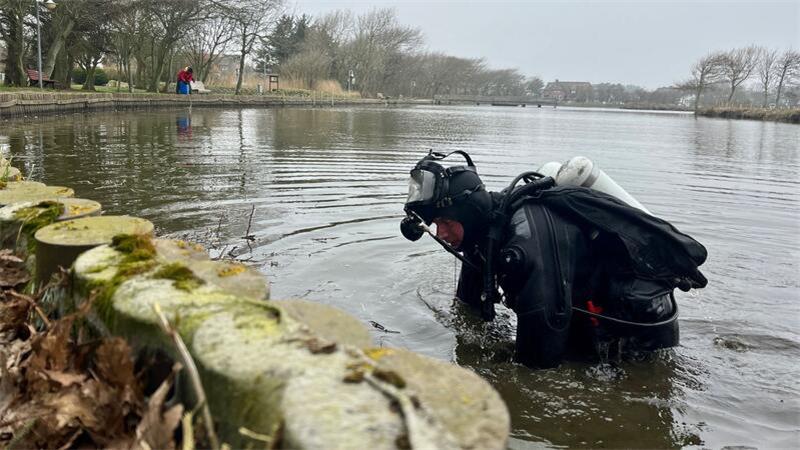 Polizeitaucher suchen nach Beweismitteln.