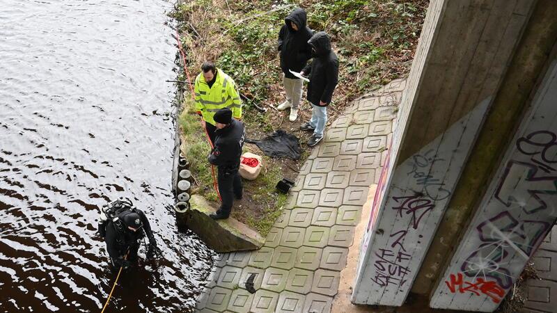 Totschlag am Stader Bahnhof: Polizeitaucher suchen nach Beweisen an Hansebrücke Polizeitaucher und Beamte der Stader Mordkommission sichern Beweise im Bereich des ehemaligen Festungsgrabens unterhalb der Hansebrücke.