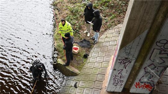 Polizeitaucher und Beamte der Stader Mordkommission sichern Beweise im Bereich des ehemaligen Festungsgrabens unterhalb der Hansebrücke.