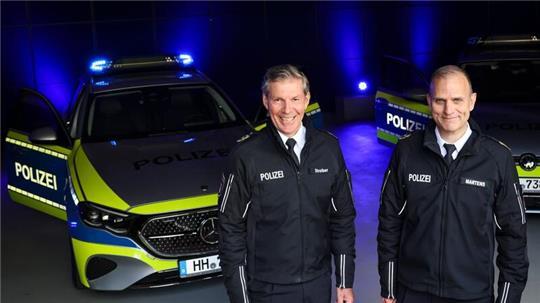 Polizeivizepräsident Mirko Streiber und André Martens, stellvertretender Leiter der Hamburger Schutzpolizei (von links), stellen das sogenannte Polizeiliche Präsenzlicht vor.