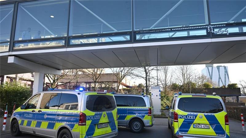 Polizei schießt Mann in Uni-Klinikum Düsseldorf an Polizist schießt Mann in Düsseldorfer Uni-Klinik nieder: Wegen Betrugsfall in der Klinik
