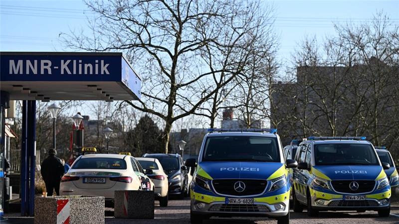 Polizei schießt Mann in Uni-Klinikum Düsseldorf an Polizist schießt Mann in Düsseldorfer Uni-Klinik nieder: Mit offenem Haftbefehl gesucht.