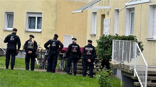 Polizisten am Einsatzort in Wolmirstedt in Sachsen-Anhalt.