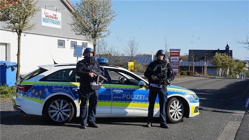 Drei Tote im Westerwald - Was wir wissen und was nicht Polizisten am Ortseingang von Weitefeld.