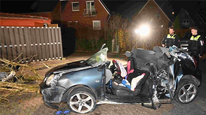 Polizisten an der Unfallstelle.