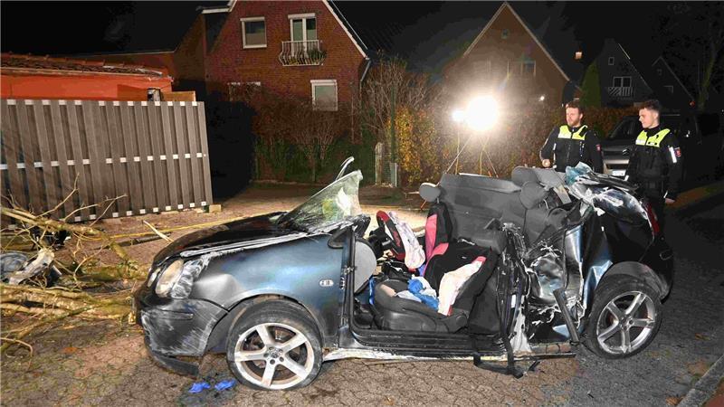 Unfallstatistik 2024: So oft hat es im Kreis Stade gekracht Polizisten an der Unfallstelle in Harsefeld.
