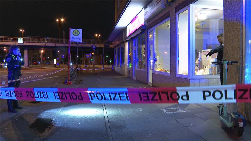 Silvester wie vor der Pandemie: Hamburg startet laut ins Jahr 2023 Polizisten arbeiten am Tatort. Ein Mann ist bei einer gewaltsamen Auseinandersetzung in Hamburg durch einen Messerstich schwer und womöglich sogar lebensgefährlich verletzt worden. Foto: Steven Hutchings/dpa