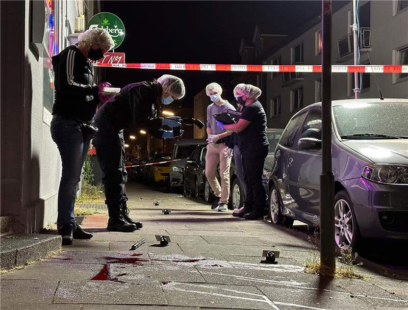 Polizisten arbeiten an einem Tatort in Harburg. Ein Mann ist bei einem Streit dort mutmaßlich angegriffen und tödlich verletzt worden. Foto: Steven Hutchings/dpa