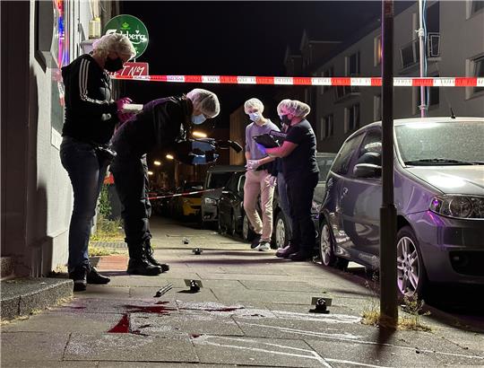 Polizisten arbeiten an einem Tatort in Harburg. Ein Mann ist bei einem Streit dort mutmaßlich angegriffen und tödlich verletzt worden. Foto: Steven Hutchings/dpa