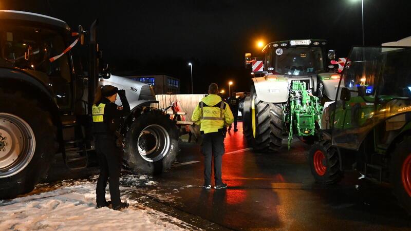 Polizisten auf dem Einsatz am blockierten Ottenbeck-Kreisel (B73/A26) in Höhe McDonald's in Stade.