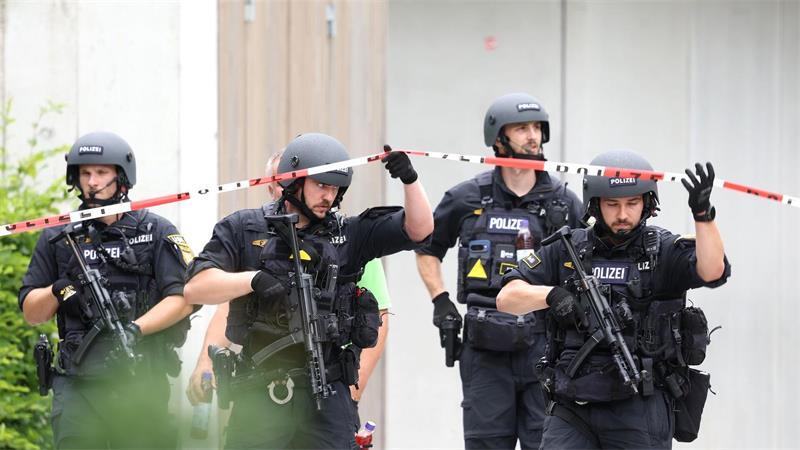 Polizisten auf dem Schulgelände.
