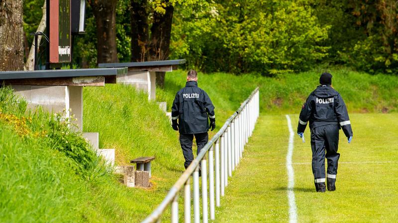 „Da sollten wir noch mal nachsehen“: Suchtrupps im Kreis Stade geben nicht auf Polizisten auf dem Sportplatz im Estorfer Ortsteil Gräpel.
