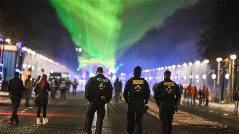 Polizisten auf der Straße des 17. Juni.