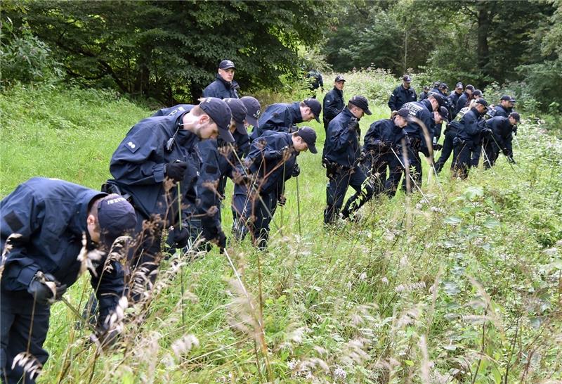 Vermisstenfälle: Sieben Menschen im Kreis Stade gelten als verschwunden Polizisten auf der Suche nach einer vermissten Person. Foto: dpa (Symbolbild)