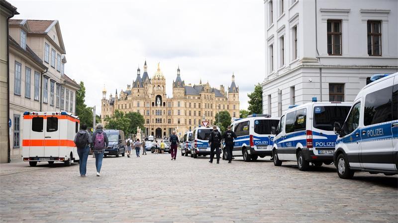 AfD-Mann bei Demo in Schwerin angegriffen – verletzt Polizisten aus anderen Bundesländern unterstützen die Polizei MV bei dem Großeinsatz.