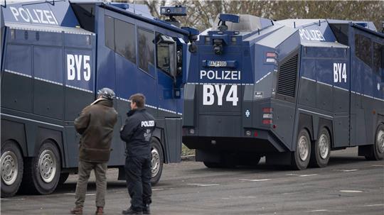Polizisten aus mehreren Bundesländern sind im Einsatz. Wasserwerfer, Hubschrauber und Drohnen stehen bereit.